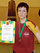 Киселёва Анна 
1977 г.р. вес 67 кг.
Тайский боксом занимается полтора года. Кандидат в мастера спорта по тайскому боксу
Призёр Чемпионата Москвы по тайскому боксу среди любителей 2004 г. 
Провела 10 боёв по тайскому боксу среди любителей.