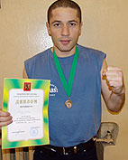 Плиев Давид 
1977 г.р. вес 67 кг.
Тайский боксом занимается 3 месяца.
Призёр Чемпионата Москвы по тайскому боксу среди любителей 2004 г. 
Провел 2 боя по тайскому боксу среди любителей.