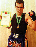 Удумян Давид 
1984 г.р. вес 63 кг.
Тайский боксом занимается 8 месяцев. 
Призёр Чемпионата Москвы по тайскому боксу среди любителей 2004 г. Провел 3 боя по тайскому боксу среди любителей